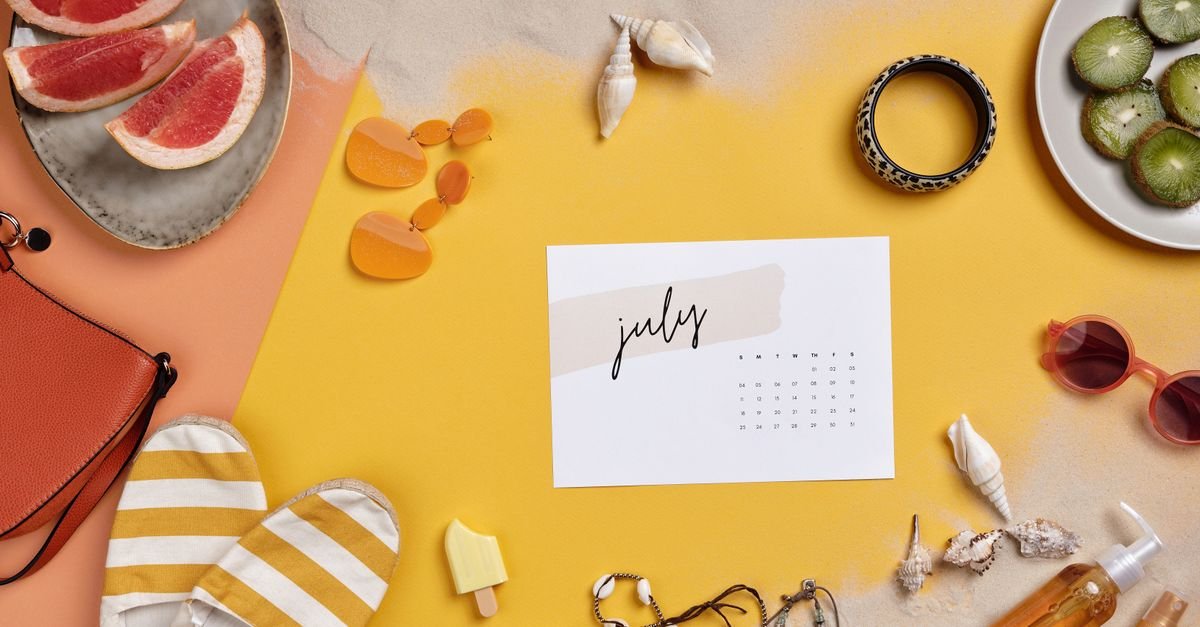 Calendar and vacation planning items on a desk, representing UAE annual leave accrual and carry-forward rules