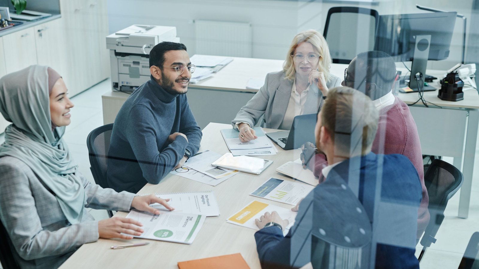 UAE business team in an office reflecting private sector Emiratisation hiring
